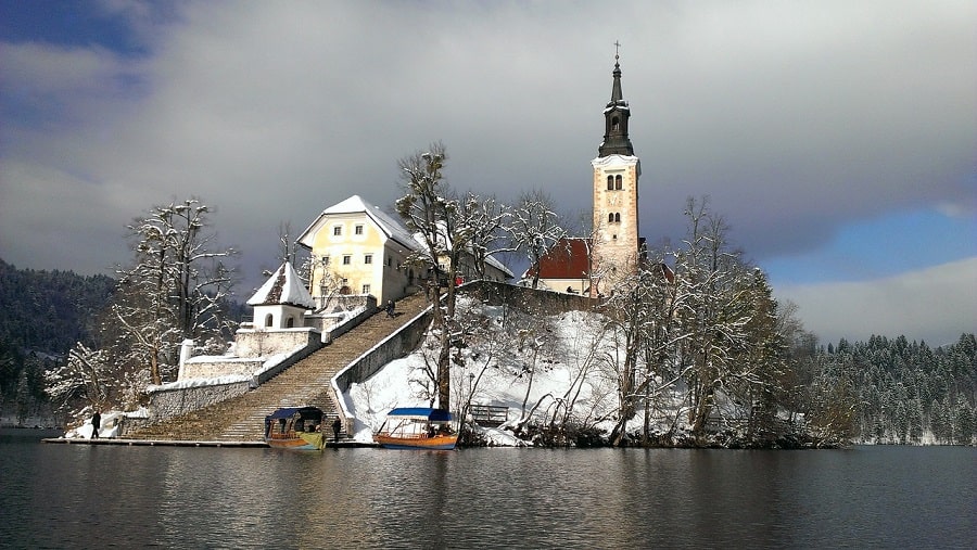 lago di bled slovenia con la neve-min