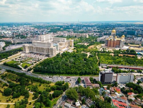 vista-aerea-del-drone-di-bucarest-romania-city-downtown-con-palazzo-del-parlamento-min
