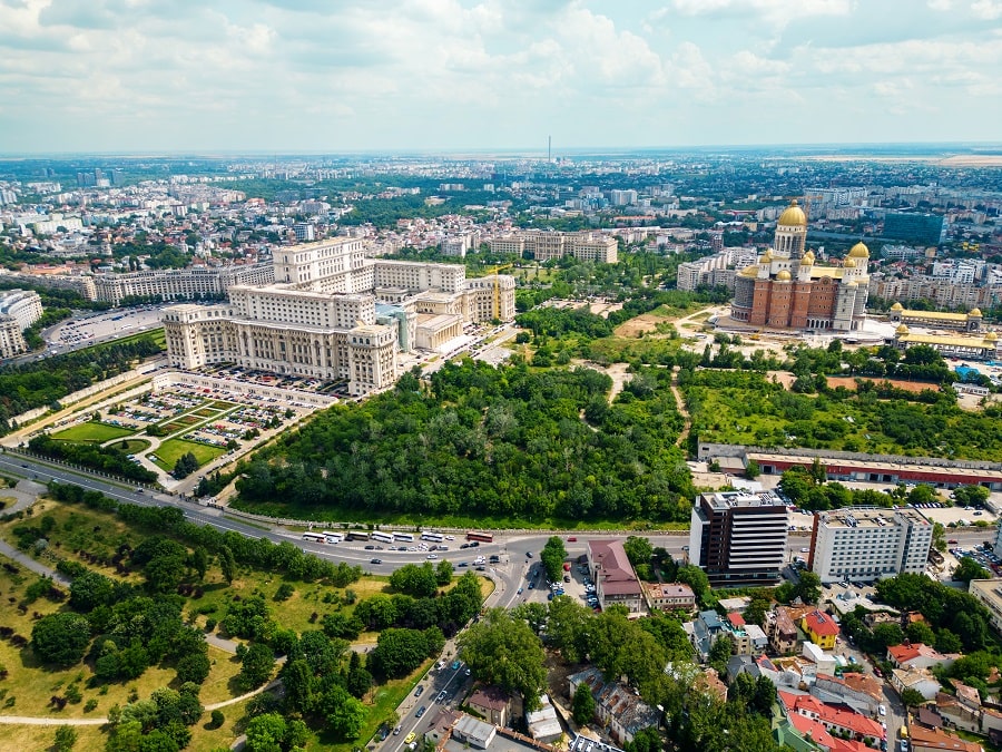 vista-aerea-del-drone-di-bucarest-romania-city-downtown-con-palazzo-del-parlamento-min