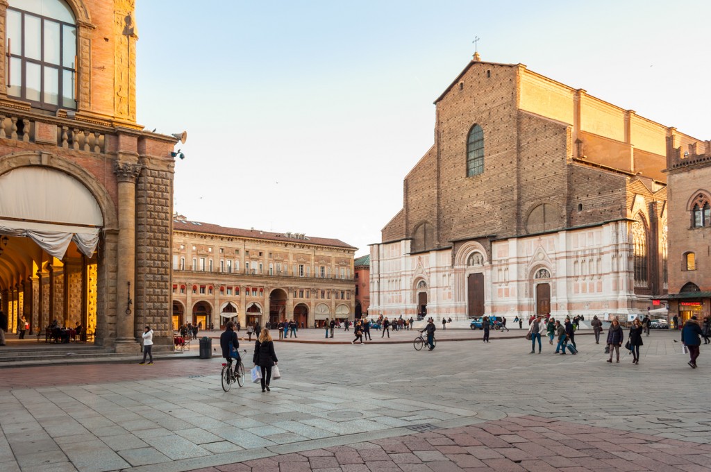 chiesa-di-san-petronio-in-piazza-maggiore-a-bologna-italia